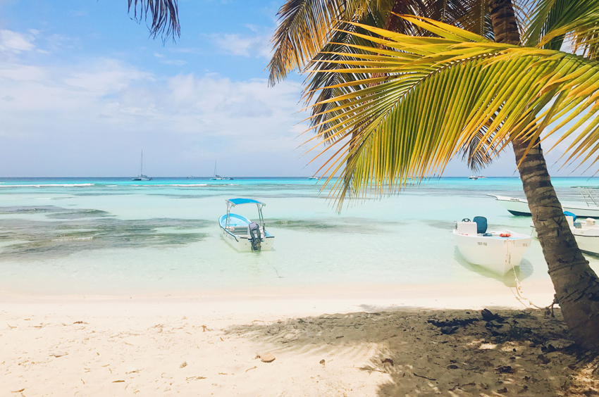 lonely-boats-turquoise-water-before-golden-beach-1.jpg